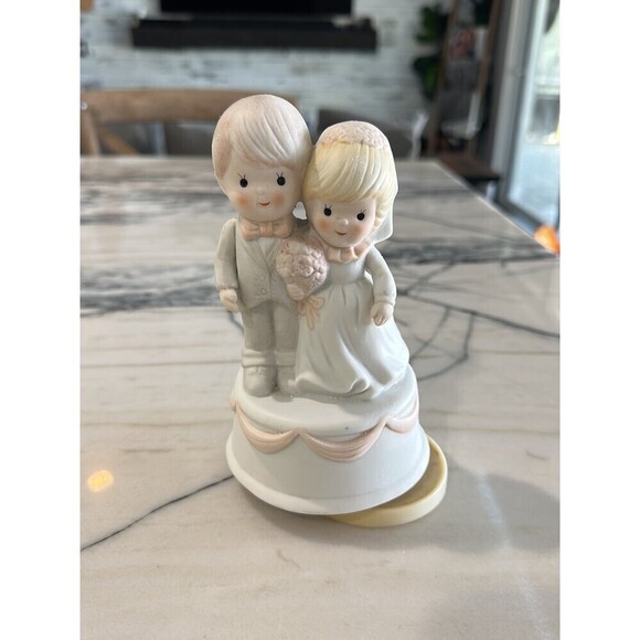 Precious Moments style vintage wedding music box plays “it’s a small world” - Picture 1 of 5